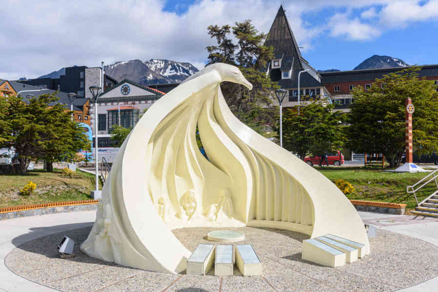 Argentina 132 - Ushuaia - monumento a los Antiguos y Pioneros pobladores de Ushuaia.jpg